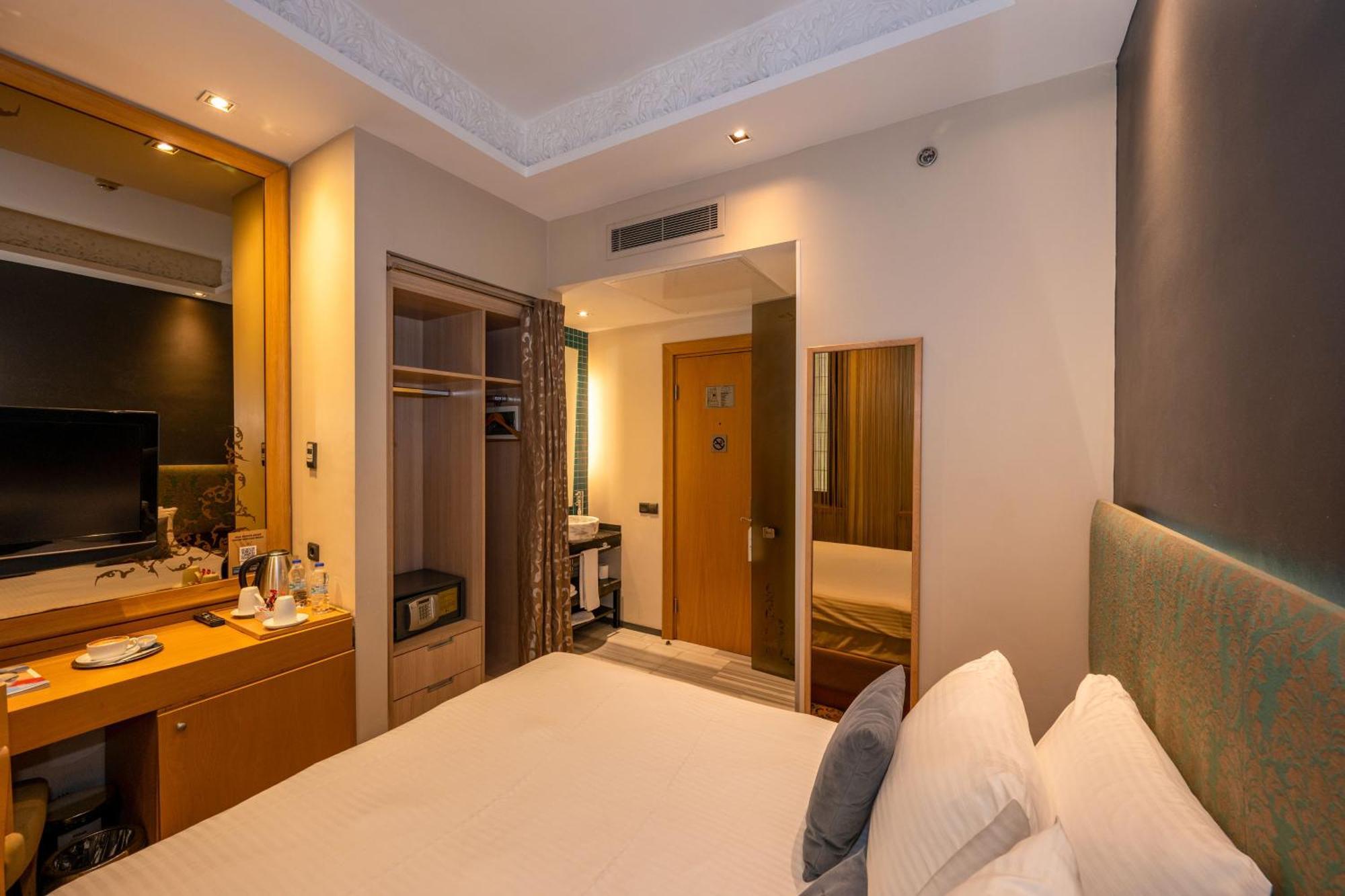 Pera Tulip & - Taksim Pera Center 4*